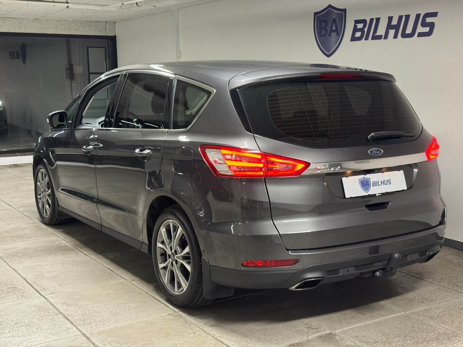 Grå Ford S-MAX fra 2019