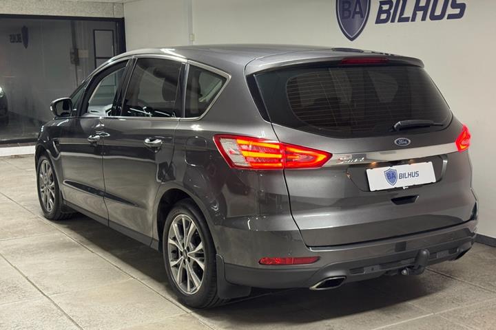 Grå Ford S-MAX fra 2019