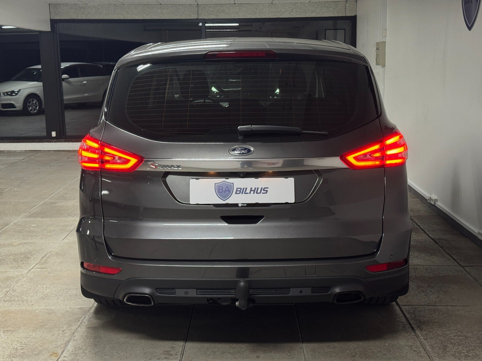 Grå Ford S-MAX fra 2019