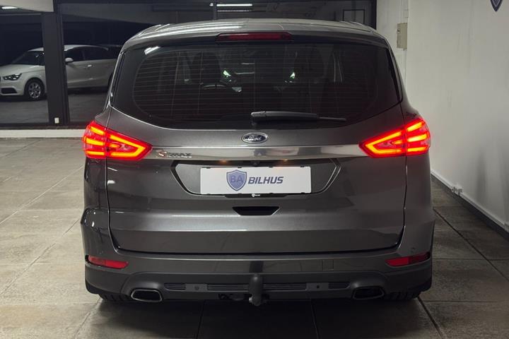 Grå Ford S-MAX fra 2019