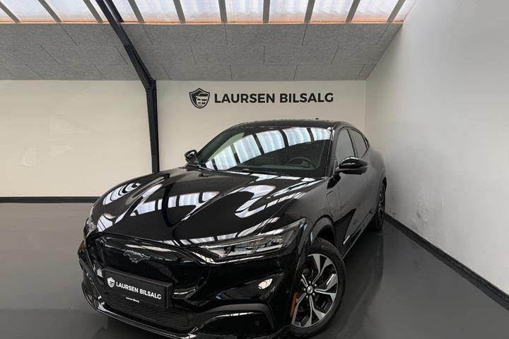 Sort Ford Mustang Mach-E fra 2023 set udefra