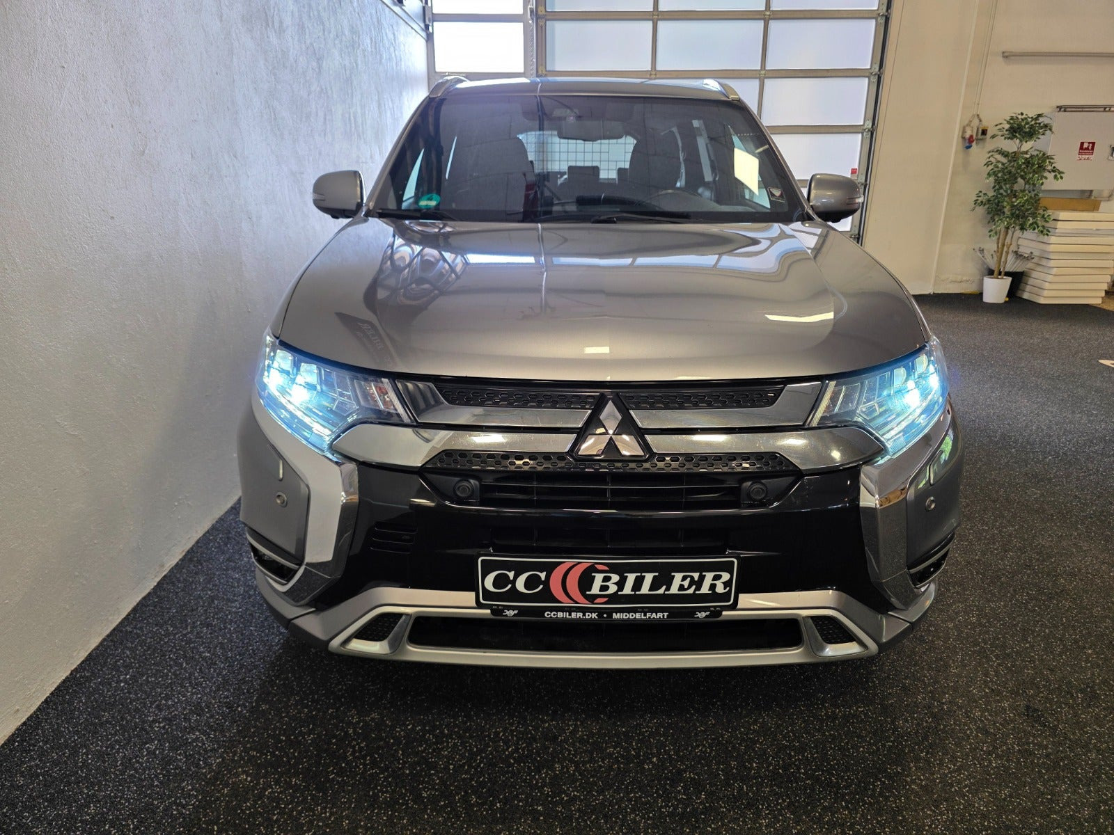 Grå Mitsubishi Outlander fra 2019