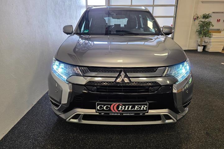 Grå Mitsubishi Outlander fra 2019