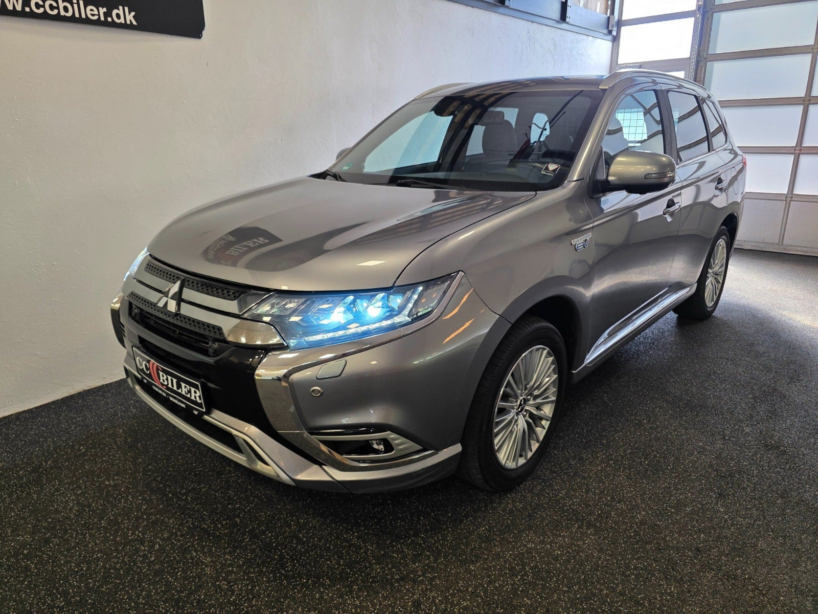 Grå Mitsubishi Outlander fra 2019