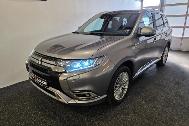 Grå Mitsubishi Outlander fra 2019