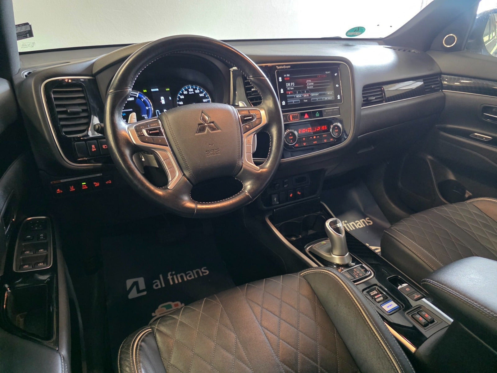 Grå Mitsubishi Outlander fra 2019