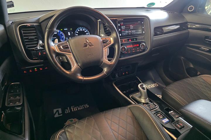 Grå Mitsubishi Outlander fra 2019
