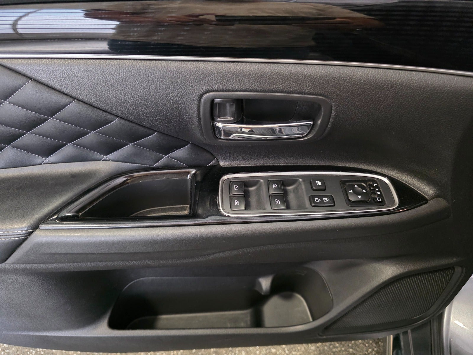 Grå Mitsubishi Outlander fra 2019