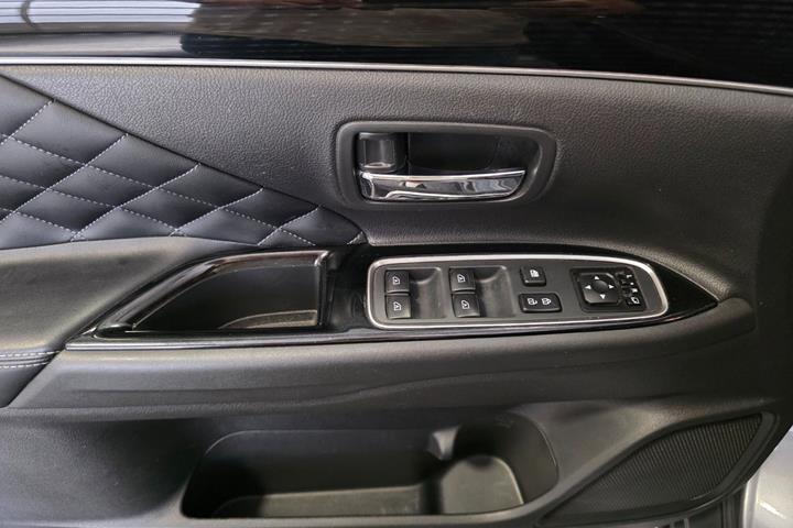 Grå Mitsubishi Outlander fra 2019