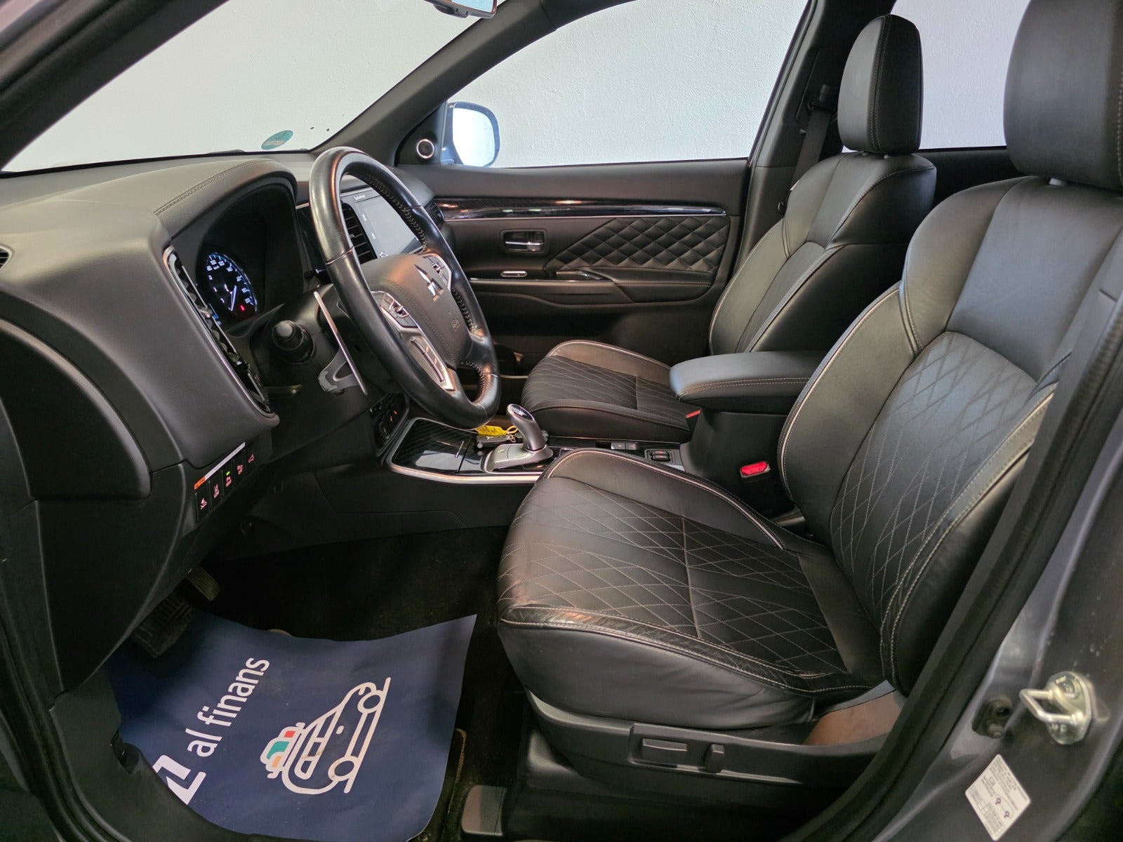 Grå Mitsubishi Outlander fra 2019