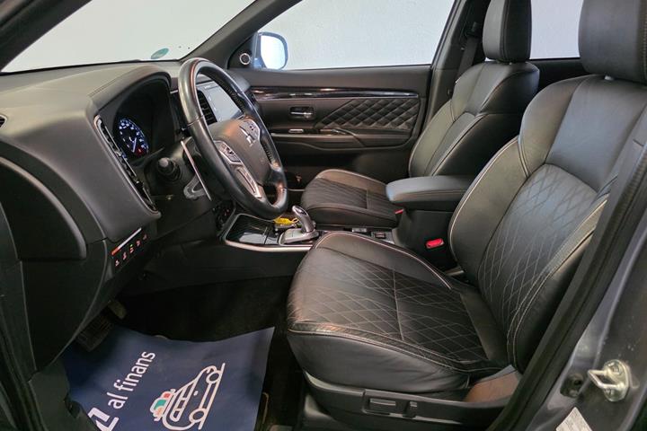 Grå Mitsubishi Outlander fra 2019