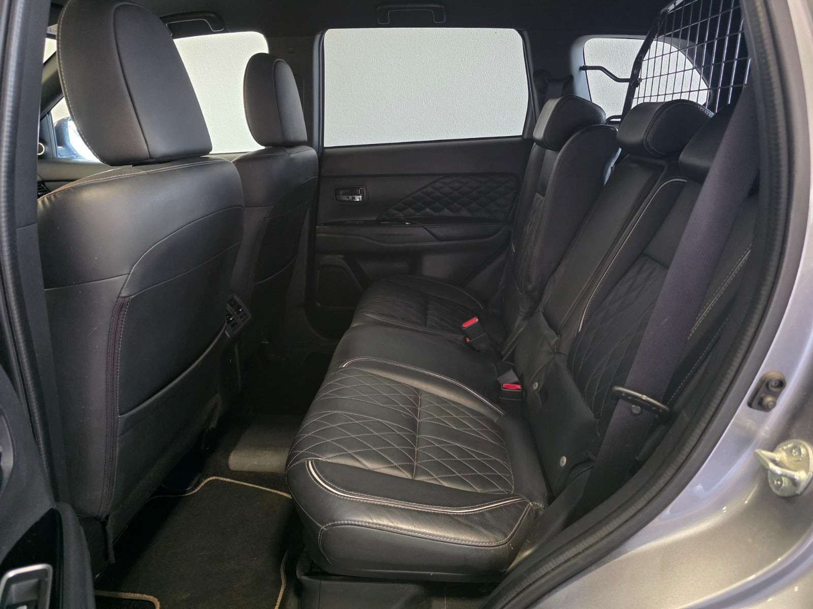 Grå Mitsubishi Outlander fra 2019