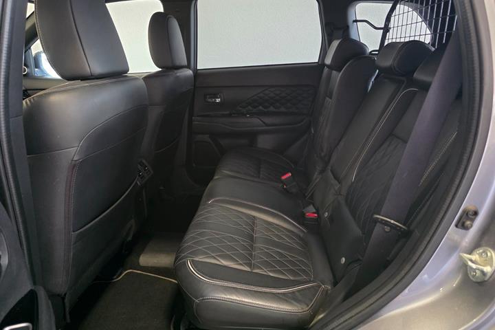 Grå Mitsubishi Outlander fra 2019