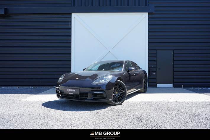 Sort Porsche Panamera 4 fra 2017
