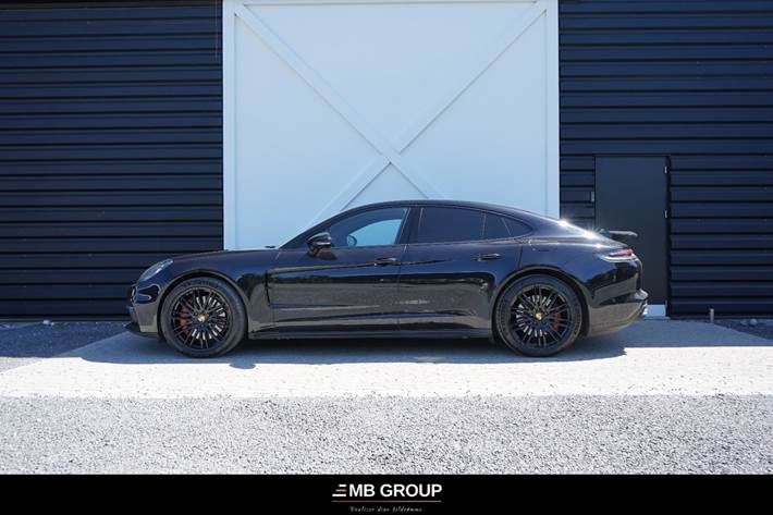 Sort Porsche Panamera 4 fra 2017