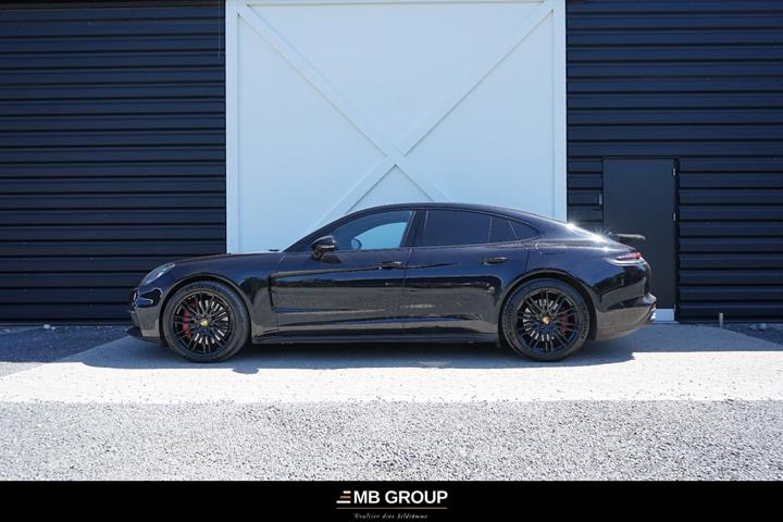 Sort Porsche Panamera 4 fra 2017