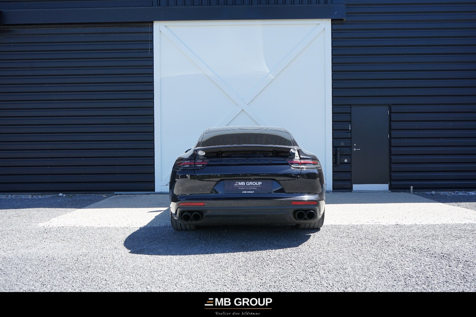 Sort Porsche Panamera 4 fra 2017