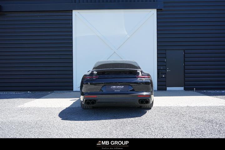 Sort Porsche Panamera 4 fra 2017