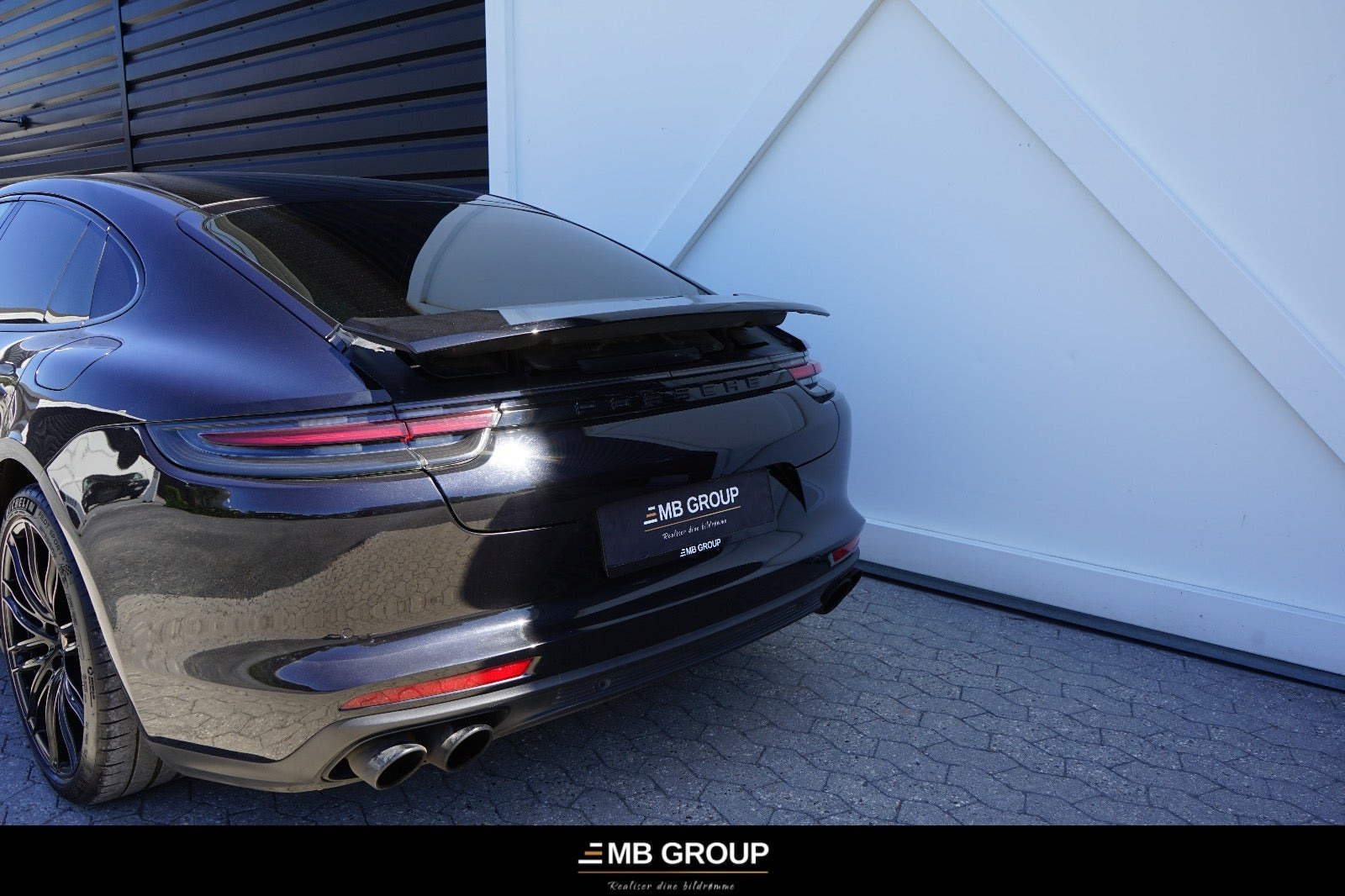 Sort Porsche Panamera 4 fra 2017