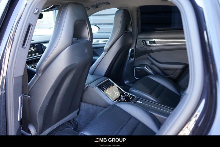 Sort Porsche Panamera 4 fra 2017