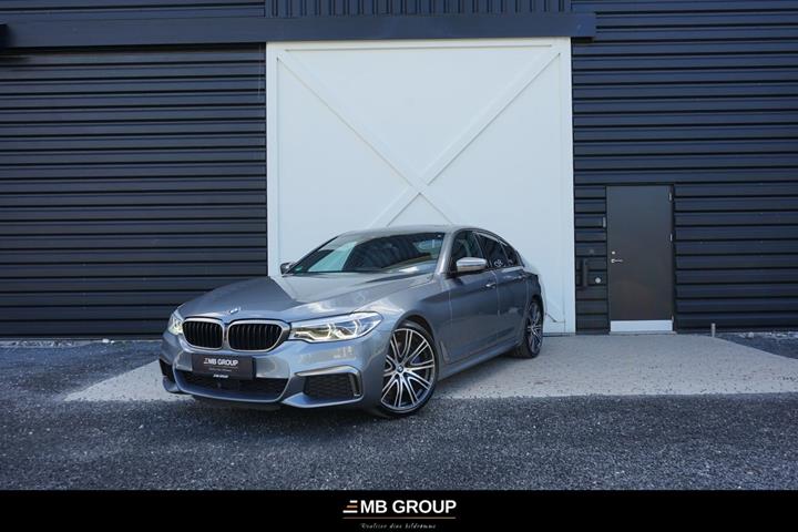 Grå BMW M550i fra 2018 set udefra