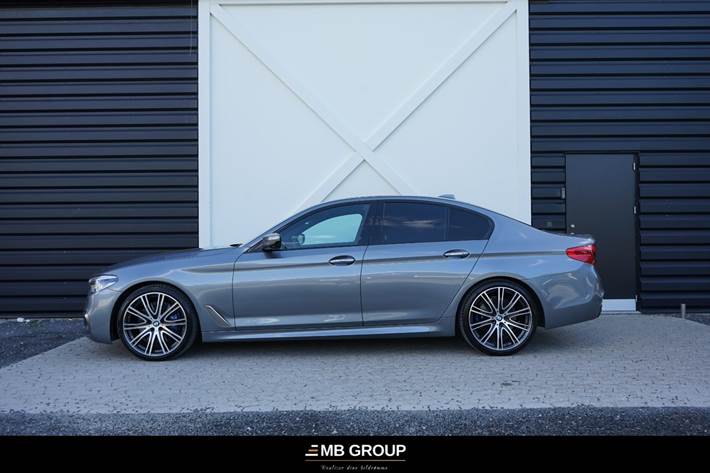 Grå BMW M550i fra 2018