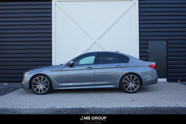 Grå BMW M550i fra 2018