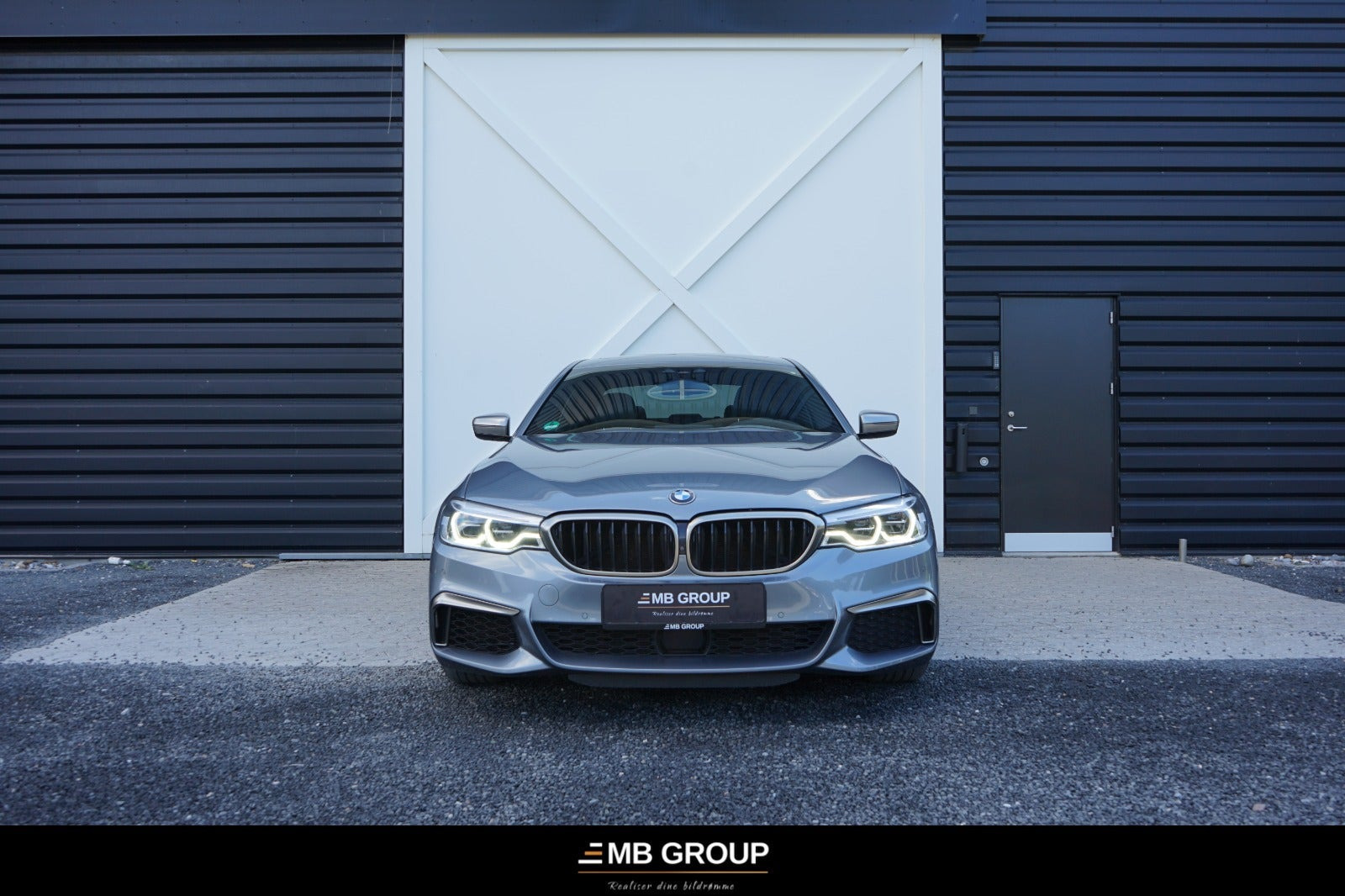 Grå BMW M550i fra 2018