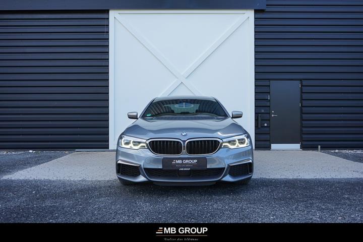 Grå BMW M550i fra 2018