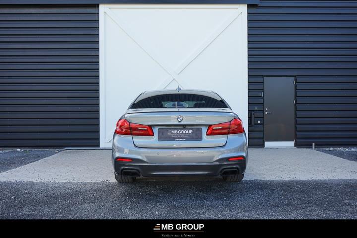 Grå BMW M550i fra 2018