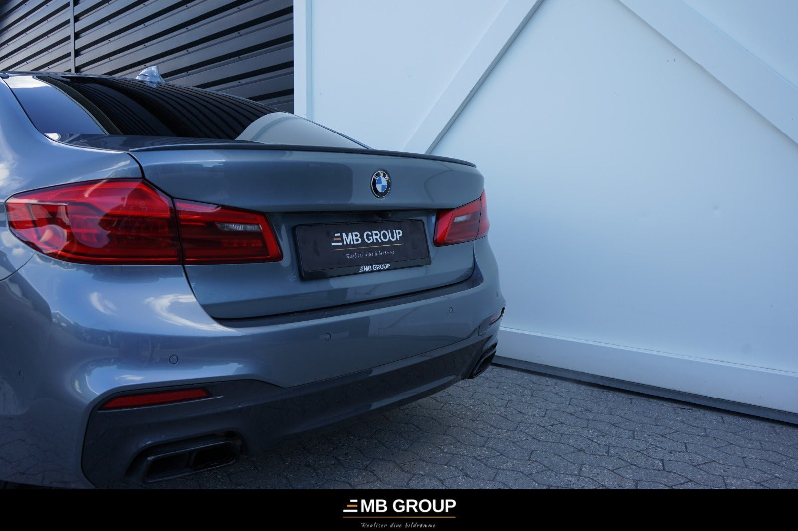 Grå BMW M550i fra 2018