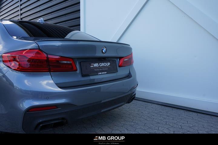 Grå BMW M550i fra 2018