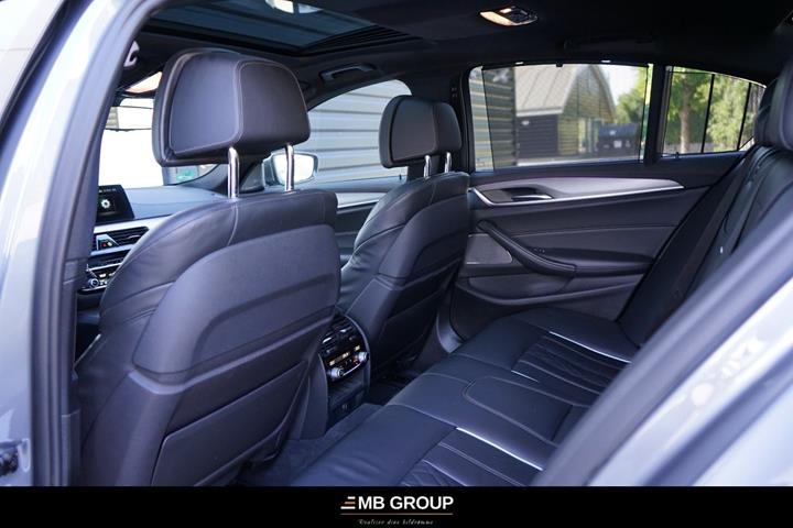 Grå BMW M550i fra 2018