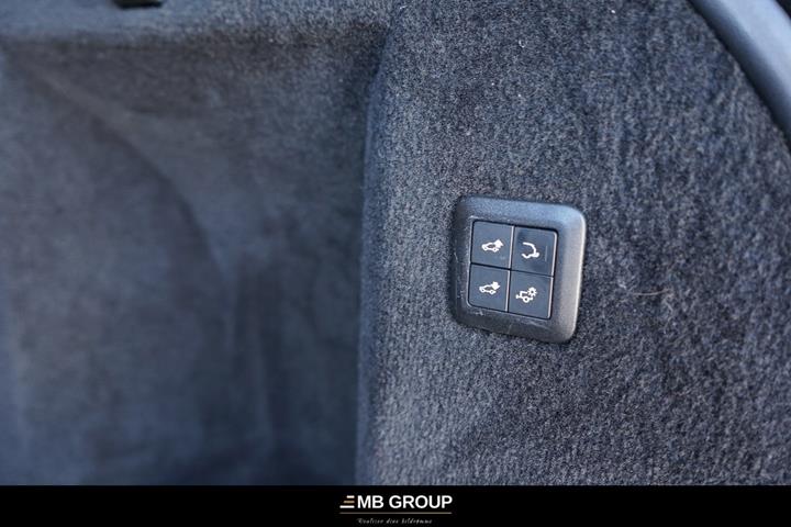 Rød Land Rover Range Rover sport fra 2019