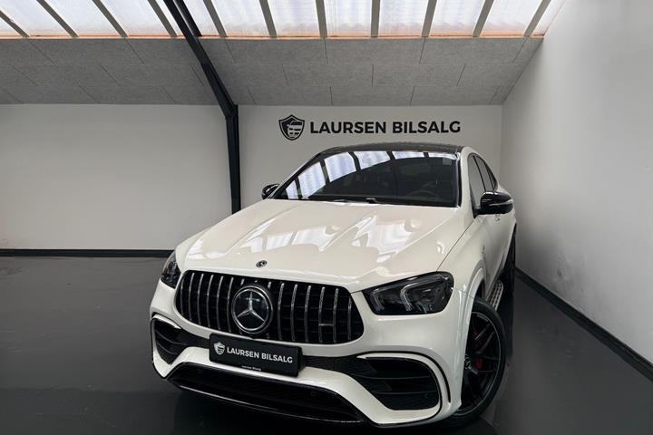 Hvid Mercedes GLE63 fra 2021 set udefra