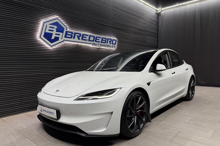 Hvid Tesla Model 3 fra 2025 set udefra