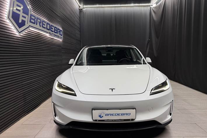 Hvid Tesla Model 3 fra 2025