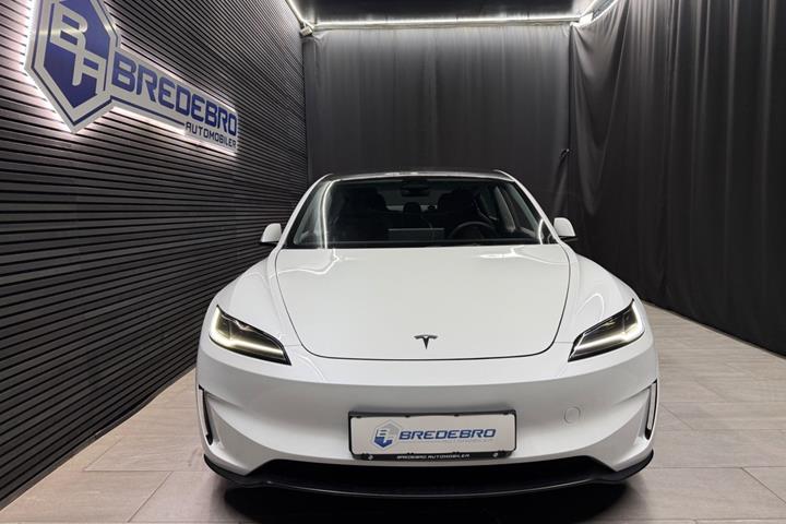Hvid Tesla Model 3 fra 2025