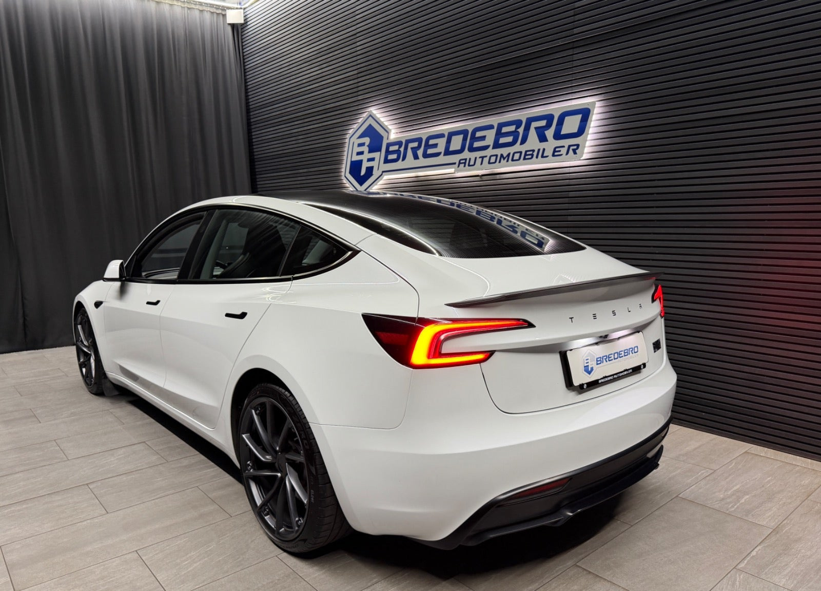 Hvid Tesla Model 3 fra 2025