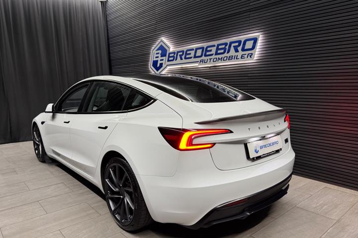 Hvid Tesla Model 3 fra 2025