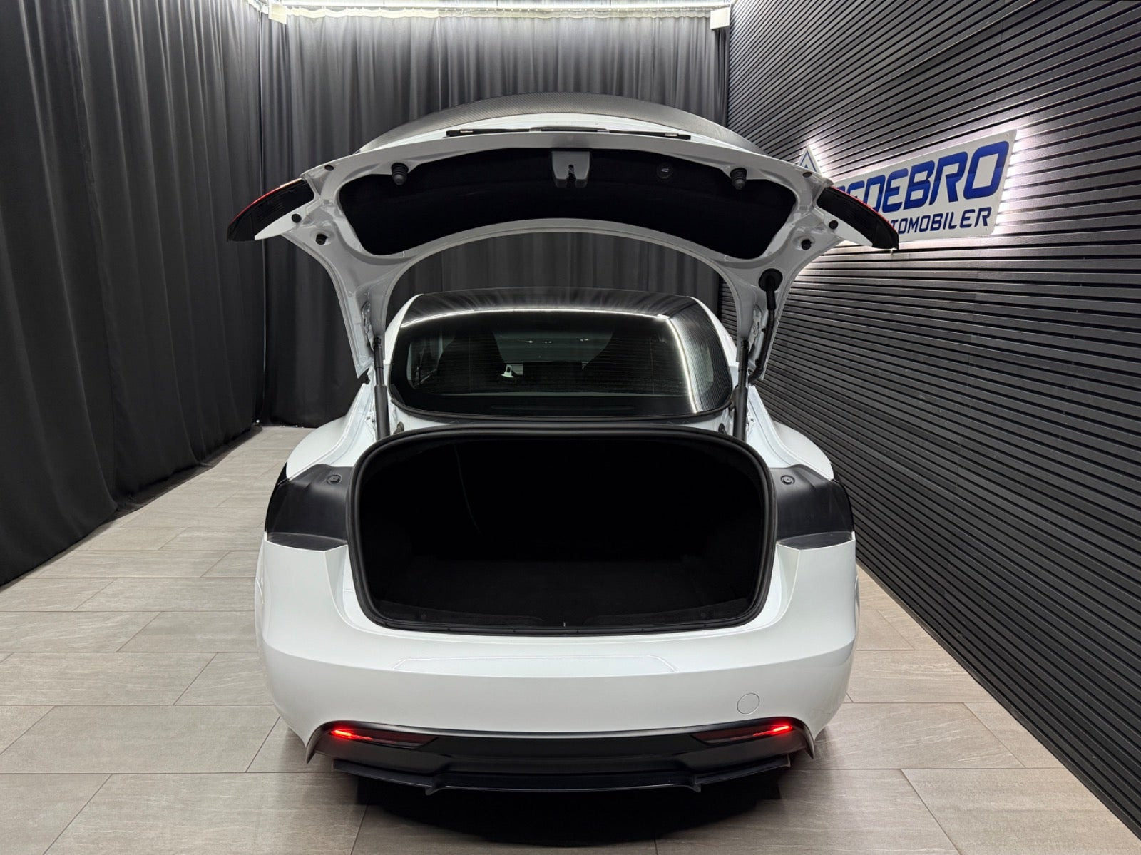 Hvid Tesla Model 3 fra 2025