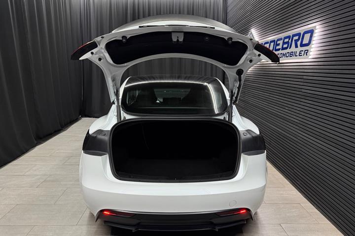 Hvid Tesla Model 3 fra 2025