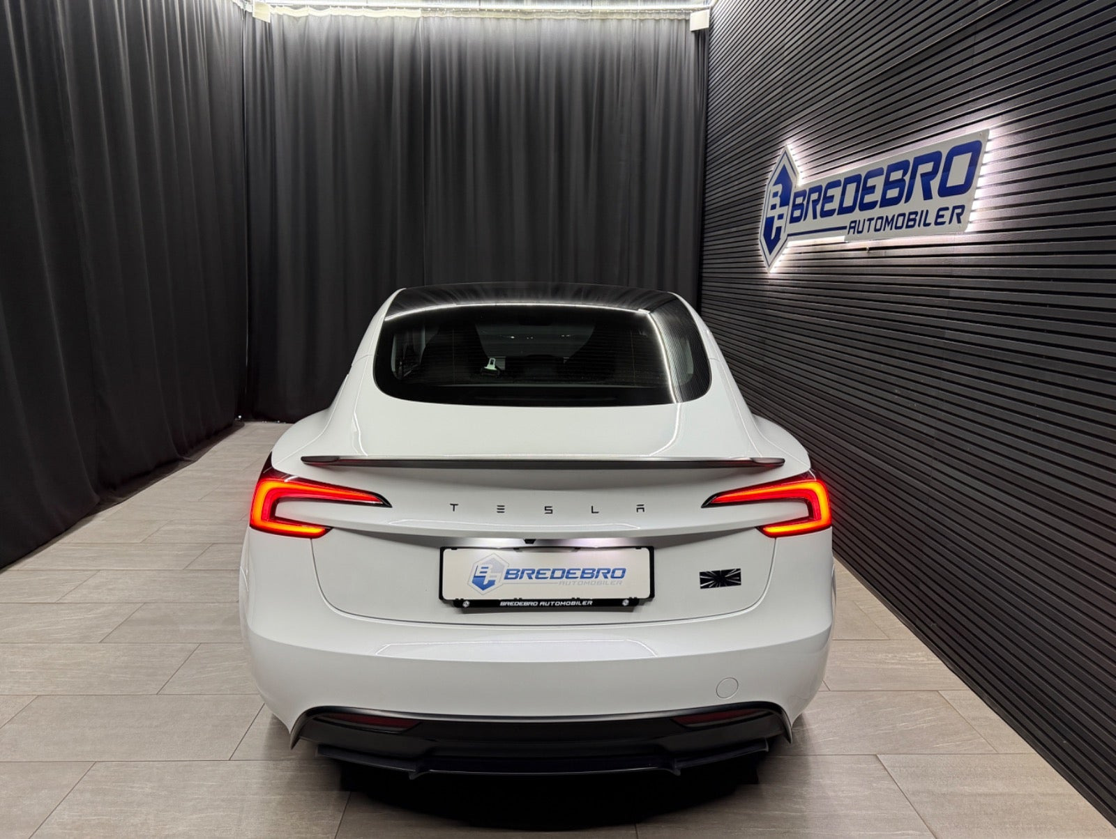 Hvid Tesla Model 3 fra 2025
