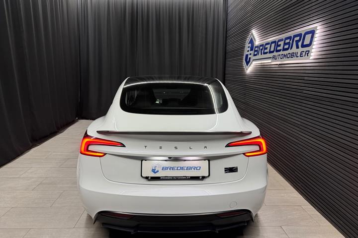 Hvid Tesla Model 3 fra 2025