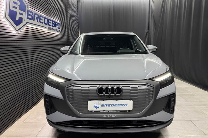 Grå Audi Q4 e-tron fra 2024