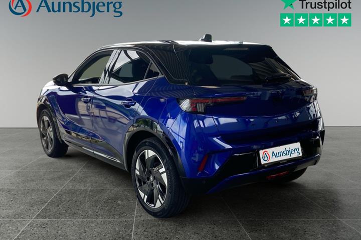 Blå Opel Mokka-e fra 2025