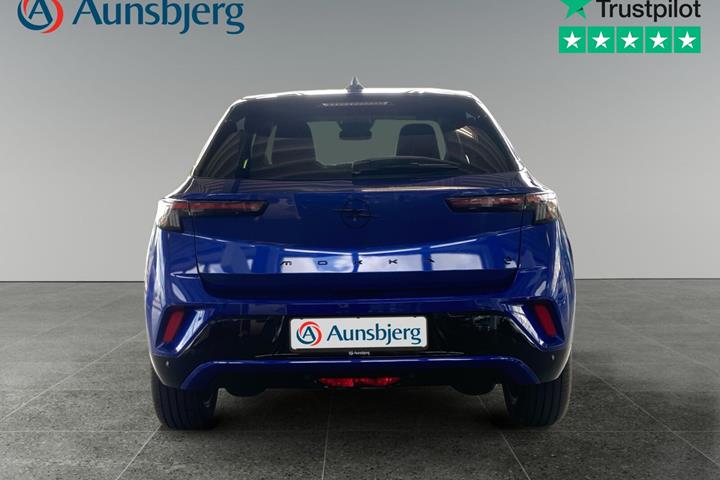 Blå Opel Mokka-e fra 2025