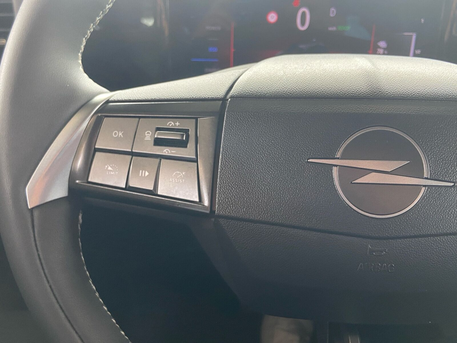 Blå Opel Mokka-e fra 2025