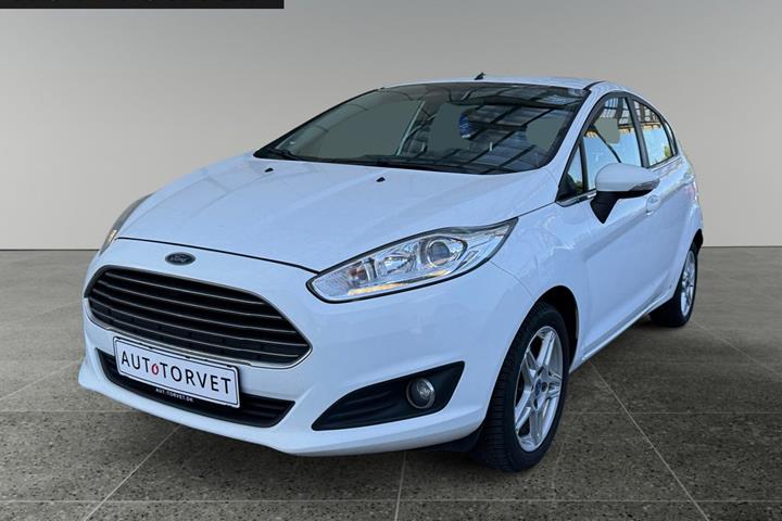 Hvid Ford Fiesta fra 2014 set udefra