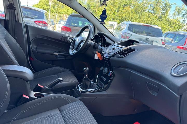 Hvid Ford Fiesta fra 2014
